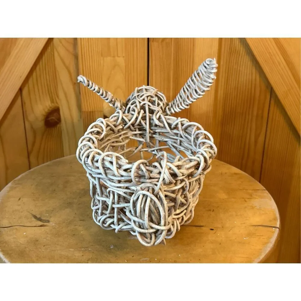 Vintage weaved basket bunny animal (8565)